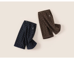 Détail du pantalon large hiver pour fille avec motifs de cœurs et taille élastique