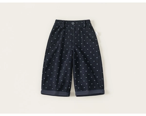 Détail du pantalon large enfant bleu marine avec imprimé cœur et taille à bouton