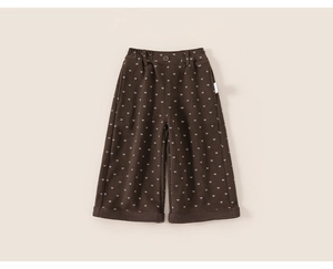 Détail du pantalon large marron pour fille avec motifs de cœurs et taille élastiquée