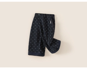 Détail du pantalon enfant à motif cœur avec poches latérales et ourlet replié
