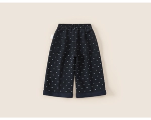 Détail du pantalon large hiver pour filles avec motifs de cœurs et doublure polaire chaude