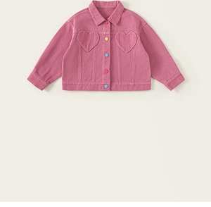 Détail de la veste en jean rose pour fille avec poches cœur et boutons colorés