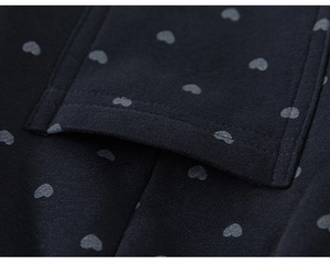 Détail du jogging enfant à motif cœur montrant la poche latérale et la qualité de couture