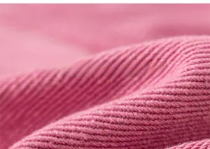 Détail du tissu en maille côtelée rose doux pour veste à manches longues pour filles
