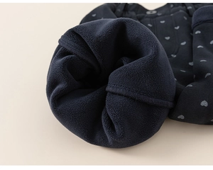 Détail de la doublure polaire chaude à motif de cœur pour pantalon d'hiver fille bleu