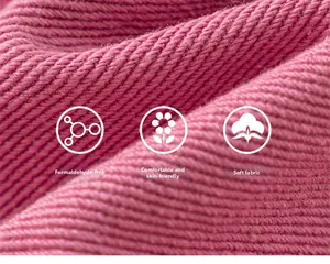 Gros plan détaillé sur un tissu en maille magenta doux avec texture et motifs diagonaux