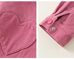 Détail de la veste en velours rose pour filles avec poche cœur et poignets à pressions