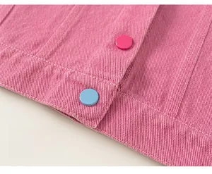 Gros plan détaillé du tissu sergé rose avec coutures régulières et boutons bicolores