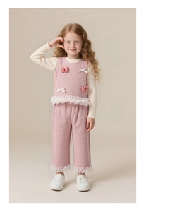 Détail de l'ensemble 3 pièces rose pour fille avec bordures en mesh et nœuds sur la veste