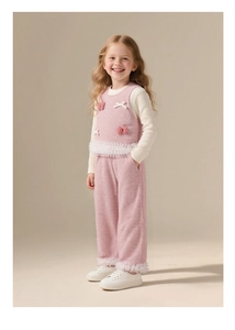 Détail de l'ensemble gilet en tweed rose pour fille avec nœud et plumes blanches