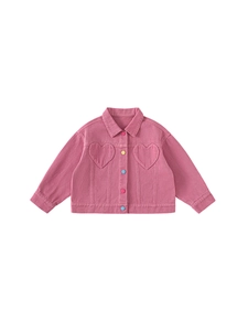 Veste en jean rose lavande pour filles avec poches en cœur et boutons colorés sur fond blanc
