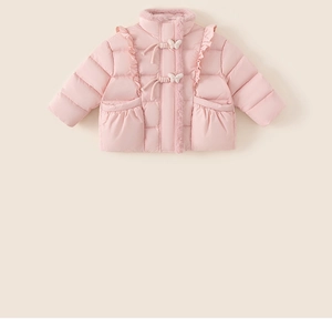 Détail d'une veste d'hiver rose pour fille avec nœuds et bordure en fausse fourrure