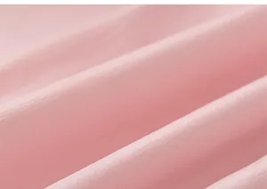 Vue détaillée de la texture du tissu en soie rose avec un éclat élégant et des plis
