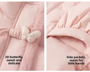 Détail doudoune rose matelassée avec nœud papillon 3D et poches avec bordure en peluche