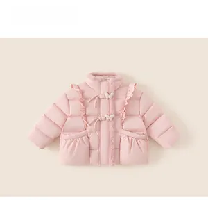 Détails de la doudoune rose pour fille avec boutons noeuds et finitions volantées