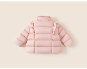 Détail du dos d'une doudoune rose pour fille avec col en fourrure et volants doux