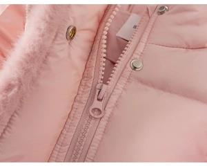 Détail de la doudoune rose d'hiver avec col en fausse fourrure et fermeture éclair robuste