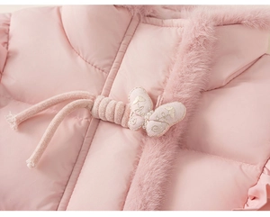 Détail de la veste d'hiver rose avec bordure en dentelle, fourrure et broderie papillon