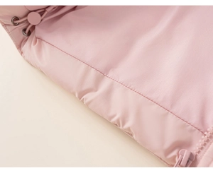 Gros plan sur la doudoune rose pour enfant avec cordons et œillets métalliques polis