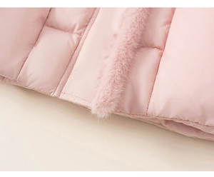 Gros plan sur la doudoune d'hiver rose avec bordure en fausse fourrure et tissu lisse