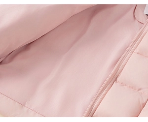 Détail d'une doudoune matelassée rose avec fermeture éclair en résine et doublure assortie