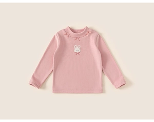 Detail van de roze katoenen gebreide top met kleine strikjes en konijnenborduurwerk