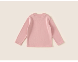 Detail van roze katoenen kindershirt met lange mouwen en een gezellige mock-nek