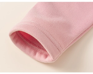Detail van het roze meisjesshirt met geribbelde manchetten en warme fleecevoering