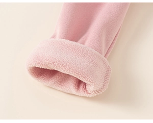Detailopname van de dikke fleecevoering en roze gebreide stof van de meisjestop