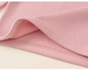 Detail van roze geribbelde stof en warme fleecevoering op een meisjes t-shirt met mouwen