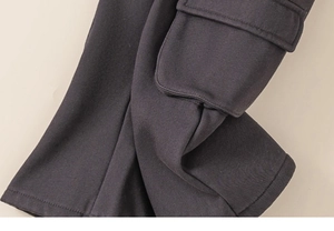 Detailansicht der Cargo-Hose für Mädchen mit dunkelgrauem Twill-Stoff und robusten Taschen