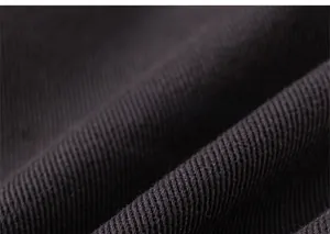 Detaillierte Nahaufnahme der weichen dunkelgrauen Twill-Stoffstruktur der Mädchenhose