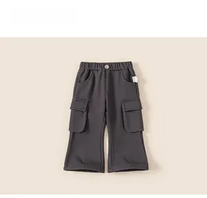 Detailansicht der dunkelgrauen Mädchen-Cargohose mit elastischem Bund und Taschen
