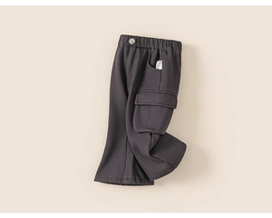 Detailansicht der dunkelgrauen Cargo-Hose für Mädchen mit Gummibund und Pattentaschen