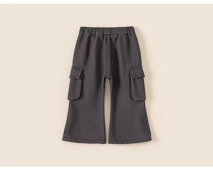 Detail der dunkelgrauen Kinder-Cargohose mit elastischem Bund und großen Pattentaschen