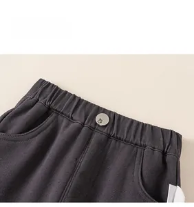 Detail der Kinder-Cargohose mit elastischem Bund und Metallknopf mit Hasen-Motiv