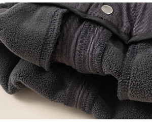 Detailansicht der Mädchen-Cargohose mit Cordstoff und warmem grauen Fleece-Futter