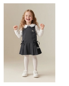 Detail von Mädchen Herbst-Set im Preppy-Stil mit Puppenkragenhemd und grauem Faltenkleid