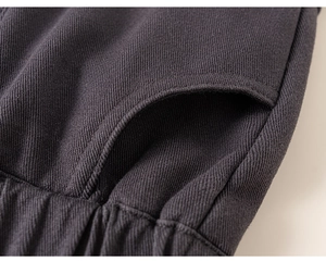 Detail von Kinder-Cargohosen mit elastischem Bund und dunkelgrauer Twill-Stoffstruktur
