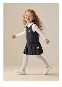 Detailansicht Mädchen Preppy-Stil graues Faltenkleid mit Schleife und weißem Hemd