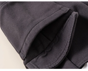 Nahaufnahme der dunkelgrauen Baumwoll-Cargohose mit Taschendetail und feinen Nähten