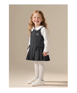 Detailansicht Mädchen Preppy Kleid in Grau mit Faltenrock und weißen Schleifenakzenten
