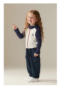 Détail de l'ensemble sweat à capuche et pantalon cargo pour enfant avec broderie chien