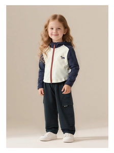 Détail du sweat à capuche pour enfant bicolore marine et crème avec broderie chiot