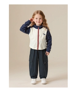 Détail du sweat à capuche bleu marine avec broderie teckel et pantalon cargo assorti