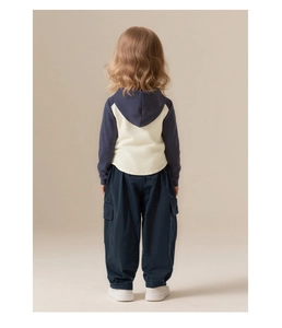 Vue arrière d'un ensemble survêtement enfant avec sweat à capuche bicolore et pantalon cargo