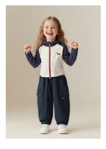 Détail d'un ensemble veste à capuche et pantalon cargo pour enfant avec logo chien