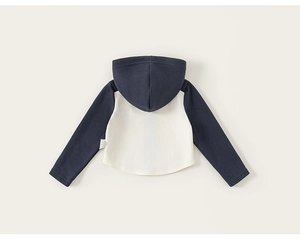 Détail du sweat à capuche enfant avec manches raglan bleues et texture en coton doux