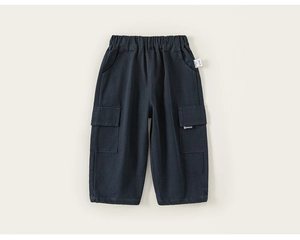 Détail du pantalon cargo bleu marine pour enfant avec taille élastique et poches latérales