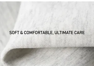 Vue macro du tissu en maille grise douce pour ensemble sweat à capuche et pantalon